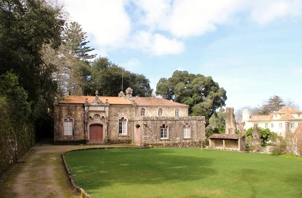 Mimari manzara, binaların cepheleri, ve saray kompleksinin bahçesi Quinta da Regaleira, Sintra, Portekiz