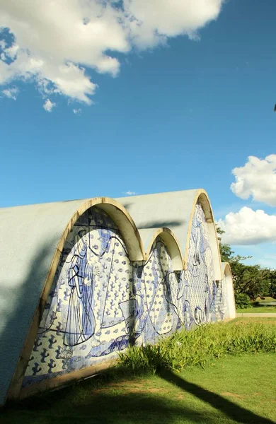 BH, BRAZIL - 24 Aralık 2016 'da Brezilya' nın Belo Horizonte kentinde, Assisi 'li Aziz Francis Kilisesi' nin dış görünüşü. Oscar Niemeyer tarafından tasarlandı. Pampulha Kilisesi olarak bilinir..