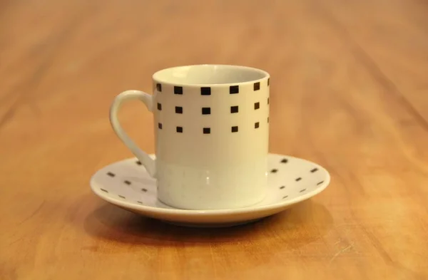 Uitzicht Een Lege Koffiekop Een Schotel Houten Achtergrond — Stockfoto