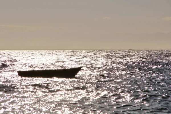 Deniz manzaralı bir tekne.