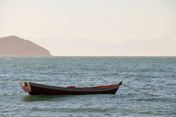 Deniz manzaralı bir tekne.