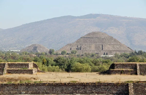 Teotihuacan manzarası, Meksika 'da antik bir şehir.
