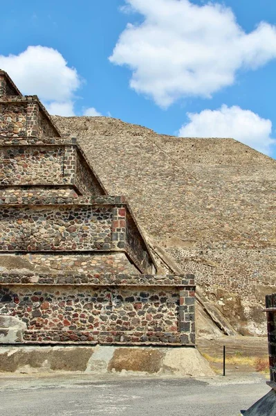 Meksika 'da antik bir şehir olan Teotihuacan, piramitlerin ve harabelerin manzarası