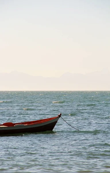 Deniz manzaralı bir tekne.