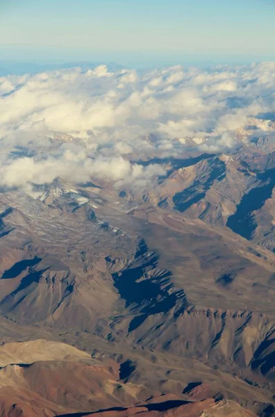 Bulutlardaki dağların güzel hava manzarası 