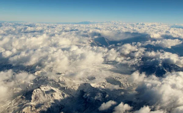 Bulutlardaki dağların güzel hava manzarası 
