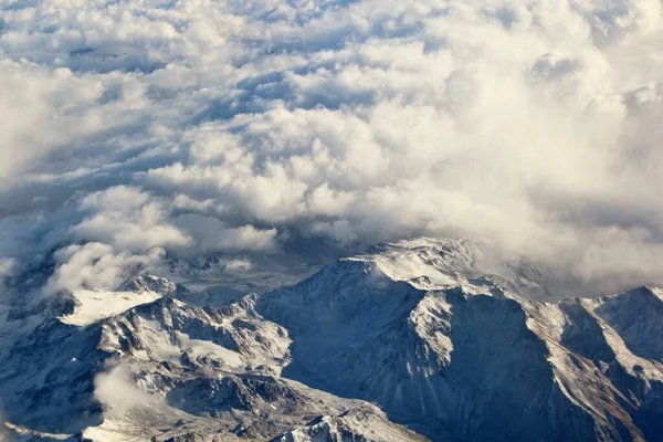 Hermosa Vista Aérea Las Montañas Las Nubes —  Fotos de Stock