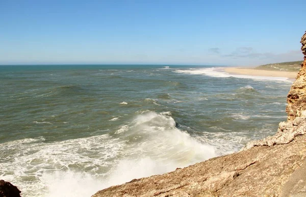 Portekiz 'in Naraze şehrindeki okyanus.