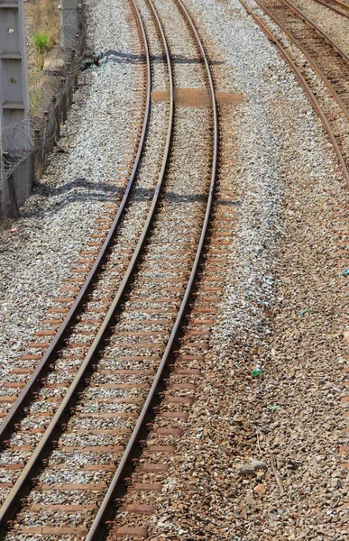 Tren istasyonundaki raylar.