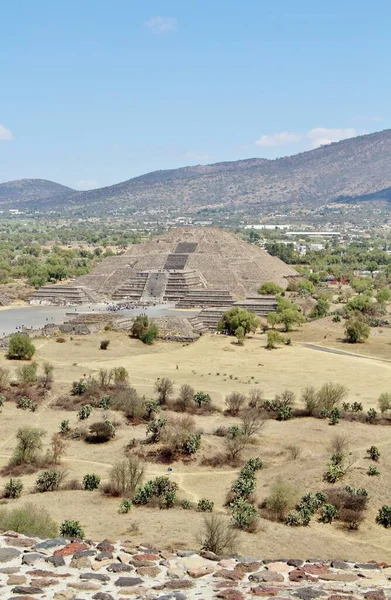 Meksika 'da antik bir şehir olan Teotihuacan, piramitlerin ve harabelerin manzarası