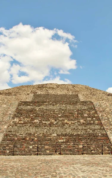 Meksika 'da antik bir şehir olan Teotihuacan, piramitlerin ve harabelerin manzarası