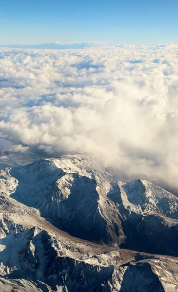 Hermosa Vista Aérea Las Montañas Las Nubes —  Fotos de Stock