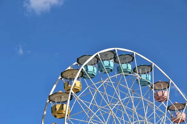 Ferris Kerék Ellen Kék Háttér — Stock Fotó
