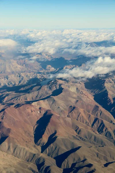 Bulutlardaki dağların güzel hava manzarası 