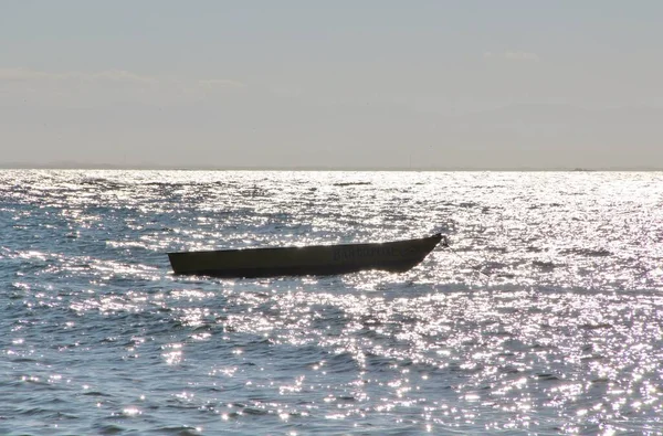 Deniz manzaralı bir tekne.