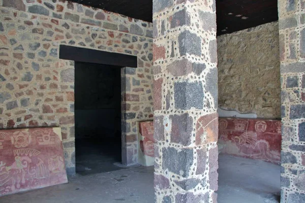 Meksika 'da antik bir şehir olan Teotihuacan, piramitlerin ve harabelerin manzarası