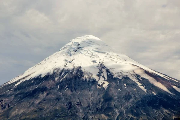 Karlı volkanın manzarası - Şili