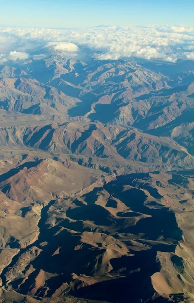 Bulutlardaki dağların güzel hava manzarası 