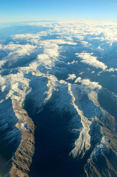Bulutlardaki dağların güzel hava manzarası 