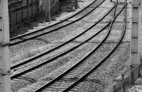 Tren istasyonundaki raylar.