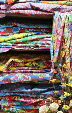 Renkli tekstil ile raf görüntüsü 