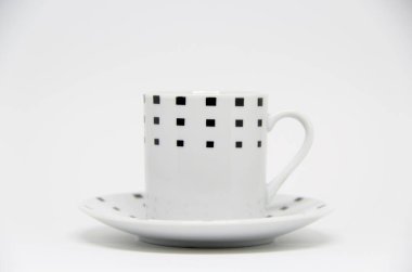 Beyaz arkaplanda fincan ve fincan tabağı görüntüsü 