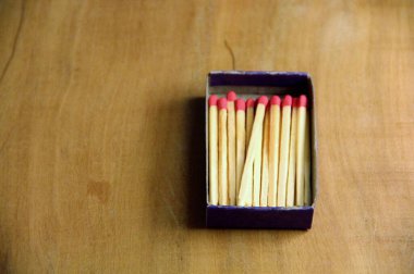 Tahta masa arkasında kibrit çöpleri