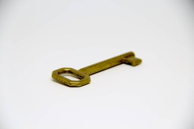 Metal altın anahtar beyaz arkaplanda izole edildi