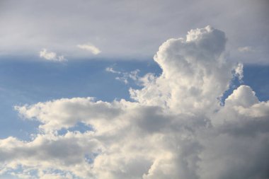 Mavi gökyüzünde beyaz bulutlar