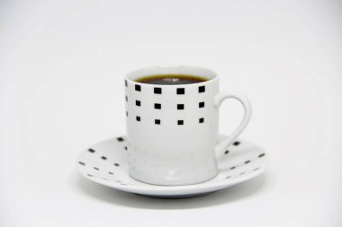 Beyaz arka planda bir fincan fincan dolusu kahve manzarası 