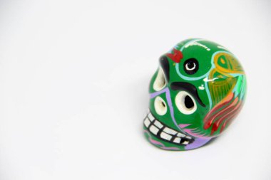 Beyaz arkaplanda Meksika kafatası