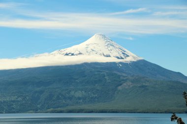 Karlı volkanın manzarası - Şili