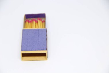 Beyaz arkaplanda kibrit kutusunda kibrit çöpleri