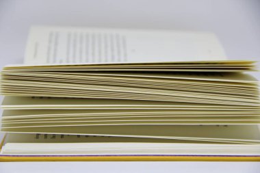 Açılmış kitabın masadaki yakın görüntüsü