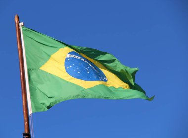 Gökyüzü arka planında Brezilya bayrağı