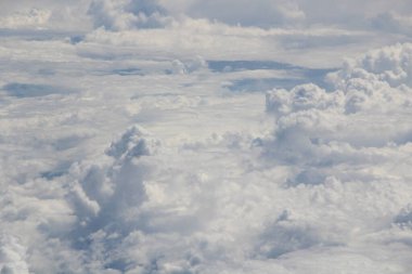 Mavi gökyüzünde beyaz bulutlar