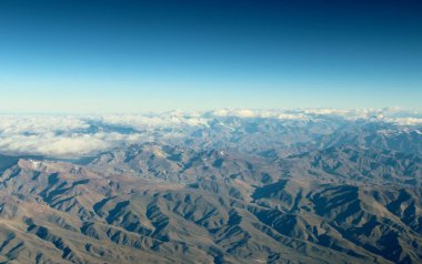 Bulutlardaki dağların güzel hava manzarası 
