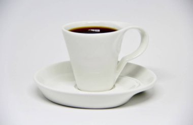 Beyaz arka planda bir fincan fincan dolusu kahve manzarası 