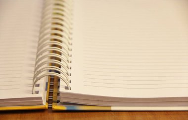 Kahverengi tahta masa zemininde beyaz boş defter