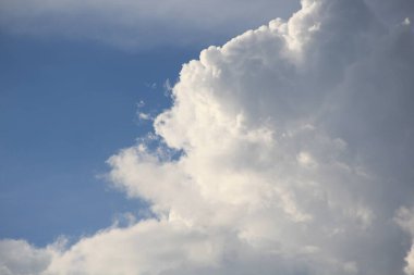 Mavi gökyüzünde beyaz bulutlar