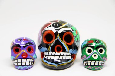 Beyaz arka planda Meksika kafatasları