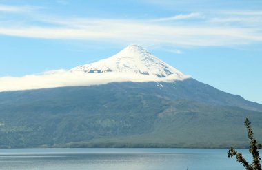 Karlı volkanın manzarası - Şili
