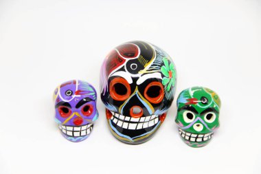 Beyaz arka planda Meksika kafatasları