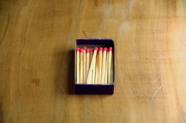 Tahta masa arkasında kibrit çöpleri