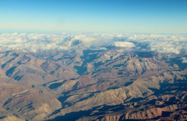 Bulutlardaki dağların güzel hava manzarası 