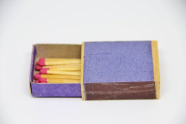 Beyaz arkaplanda kibrit kutusunda kibrit çöpleri