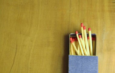 Tahta masa arkasında kibrit çöpleri