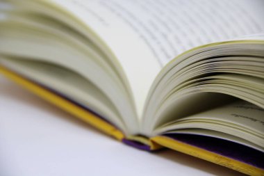 Açılmış kitabın masadaki yakın görüntüsü