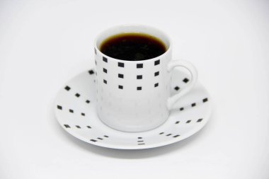 Beyaz arka planda bir fincan fincan dolusu kahve manzarası 