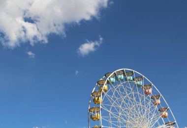 Dönme dolap mavi gökyüzü arkaplanına karşı